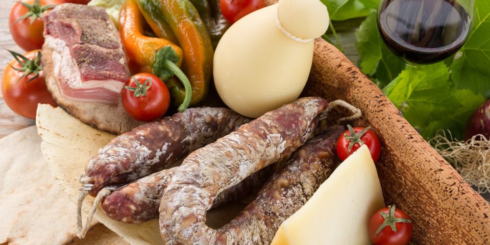 Vassoio di cibo tipico della Sardegna